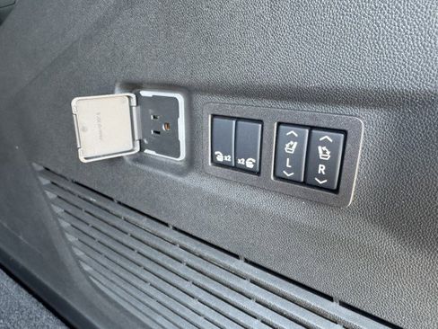 Used 2024 Chevrolet Suburban High Country w/ Advanced Technology Package image 25