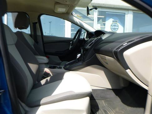Used 2013 Ford Focus SE w/ SE Winter Pkg FWD image 8