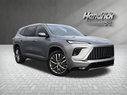 Used 2025 Buick Enclave Avenir image 2