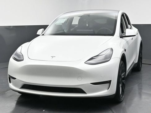 Used 2022 Tesla Model Y Long Range image 6