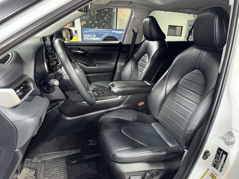 Used 2022 Toyota Highlander XLE AWD/4WD image 15