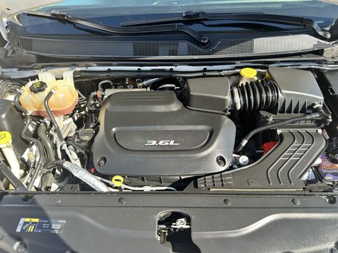 Used 2018 Chrysler Pacifica Touring-L image 41