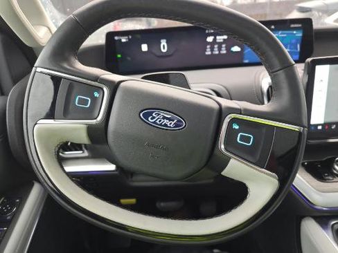 Used 2025 Ford Expedition Max Platinum image 4