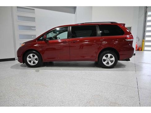 Used 2014 Toyota Sienna LE image 9