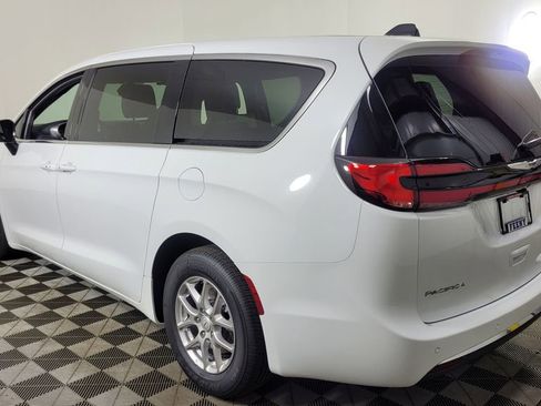 New 2026 Chrysler Pacifica Select image 5