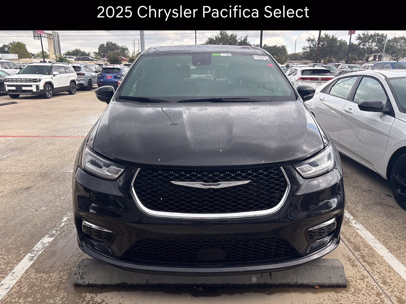 Used 2025 Chrysler Pacifica Select FWD image 2