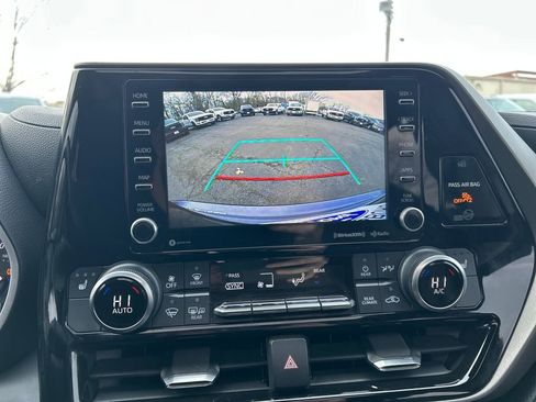 Used 2022 Toyota Highlander XLE image 19