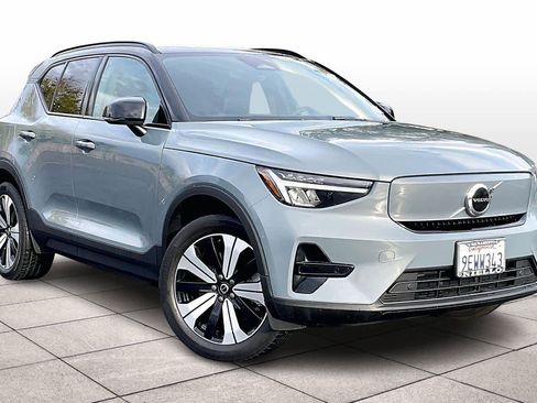 Used 2023 Volvo XC40 Recharge Core image 2