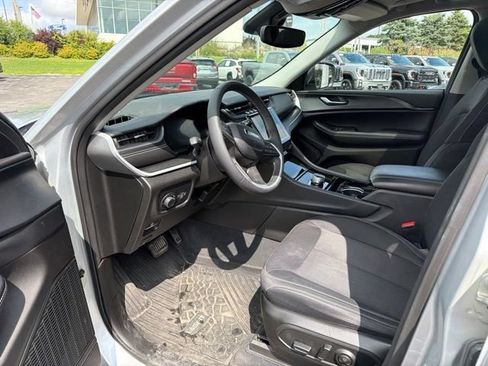 Used 2023 Jeep Grand Cherokee Laredo w/ Luxury Tech Group I AWD/4WD image 25