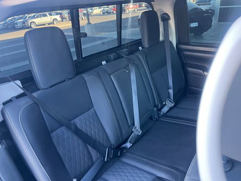 Used 2017 Nissan Titan SV image 18