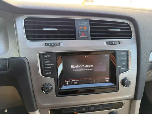 Used 2015 Volkswagen Golf TDI S image 24