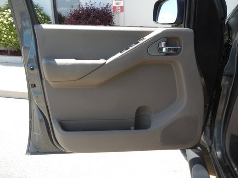 Used 2009 Nissan Frontier SE w/ SE Value Truck Pkg AWD/4WD image 25