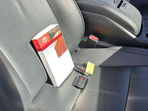 Used 2019 Toyota Highlander XLE image 20