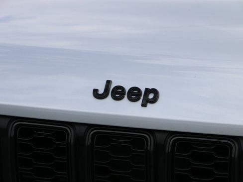 Used 2021 Jeep Grand Cherokee L Laredo image 12