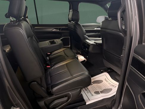 Used 2025 Jeep Wagoneer L Series II w/ 8-pass Seating Package AWD/4WD image 15