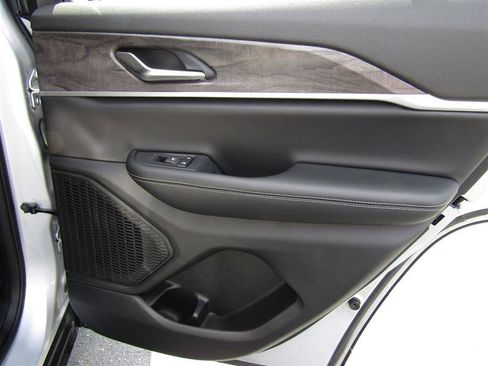 Used 2024 Jeep Grand Cherokee Limited image 39