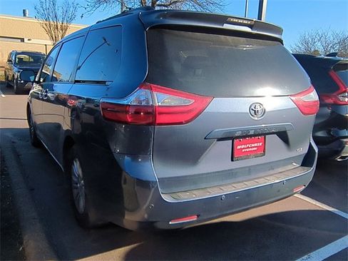 Used 2017 Toyota Sienna L image 2