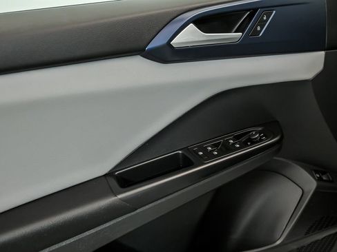 Used 2023 Volkswagen Taos SE w/ Panoramic Sunroof Package image 10