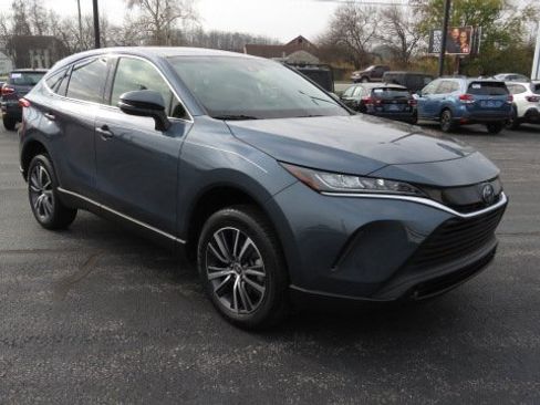 Used 2022 Toyota Venza LE image 1