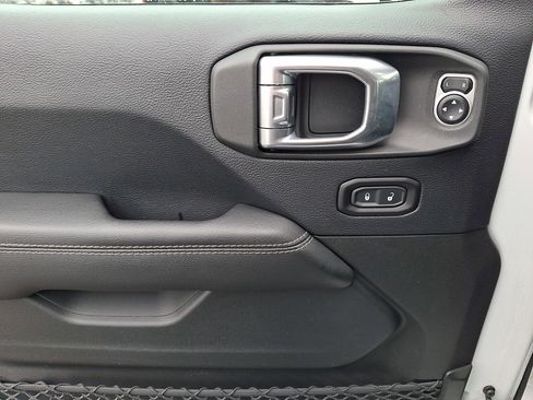 Used 2018 Jeep Wrangler Unlimited Sahara w/ Safety Group image 12