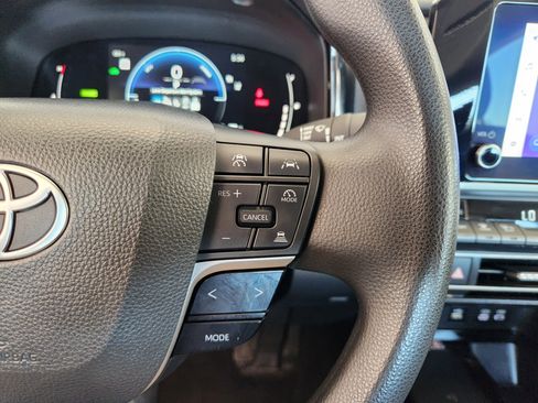 Used 2025 Toyota Camry LE image 31