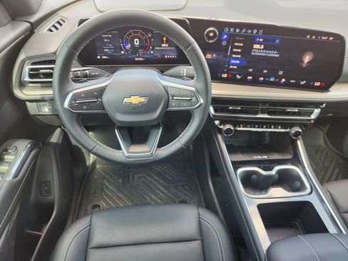 Used 2025 Chevrolet Traverse LT w/ Driver Confidence Package FWD image 25