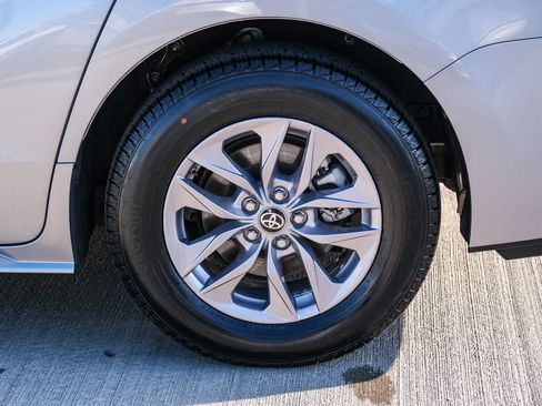 Certified 2024 Toyota Sienna XLE FWD image 9