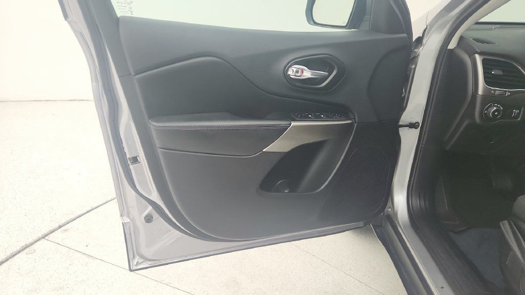 Used 2019 Jeep Cherokee Latitude w/ Popular Appearance Group FWD image 21