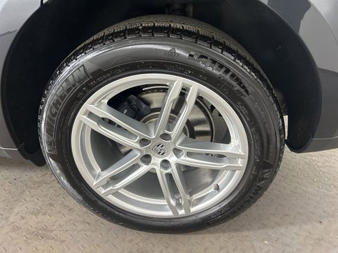 Certified 2025 Porsche Macan image 13