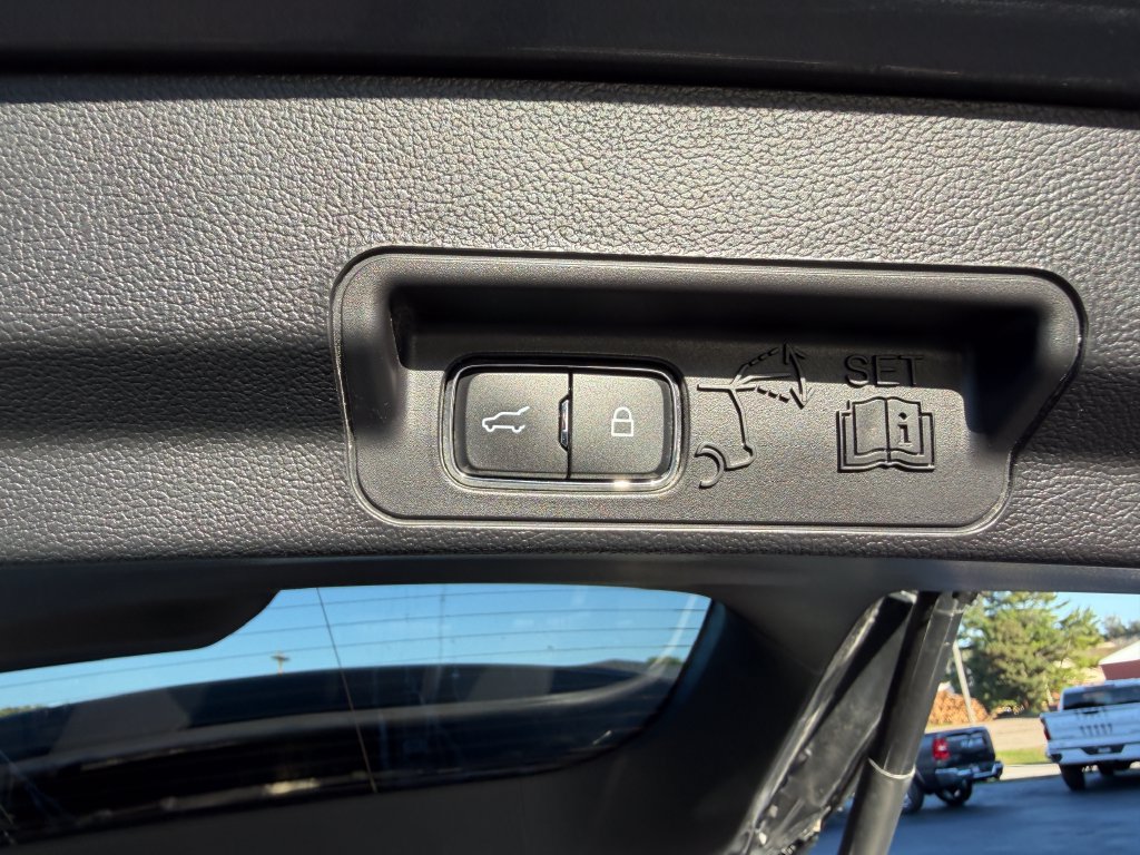 Used 2022 Ford Explorer XLT w/ Equipment Group 202A AWD/4WD image 15