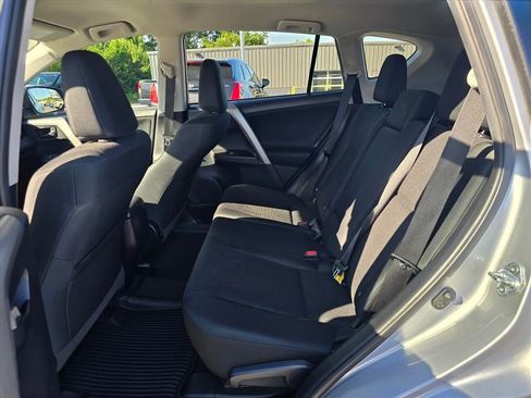 Used 2018 Toyota RAV4 LE FWD image 12