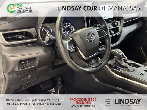 Used 2024 Toyota Highlander XLE FWD image 17
