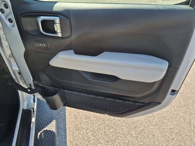 Used 2022 Jeep Wrangler Unlimited Sahara AWD/4WD image 31