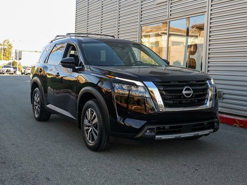 New 2025 Nissan Pathfinder SL image 2