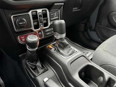 Used 2025 Jeep Wrangler Willys image 19