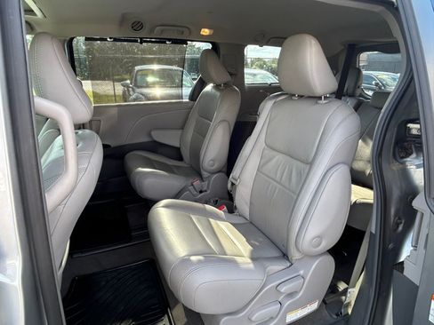 Used 2018 Toyota Sienna XLE w/ XLE Navigation Package FWD image 13