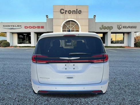 Used 2023 Chrysler Pacifica Touring-L FWD image 4