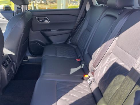 Used 2024 Nissan Rogue Platinum image 11