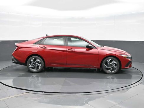 Certified 2025 Hyundai Elantra Sport image 9
