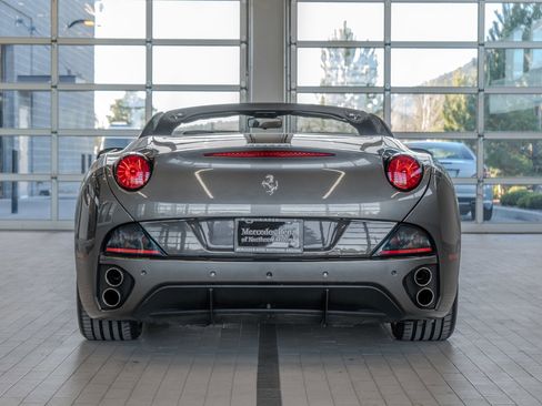 Used 2013 Ferrari California image 17