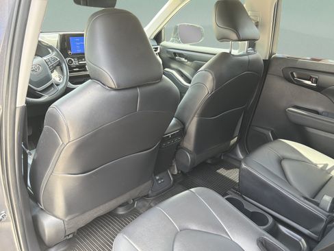 Certified 2024 Toyota Highlander XLE FWD image 30