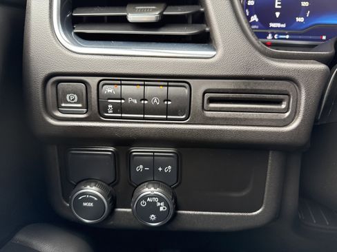 Used 2023 Chevrolet Suburban Premier image 37