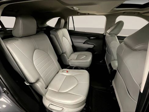 Used 2021 Toyota Highlander XLE image 29