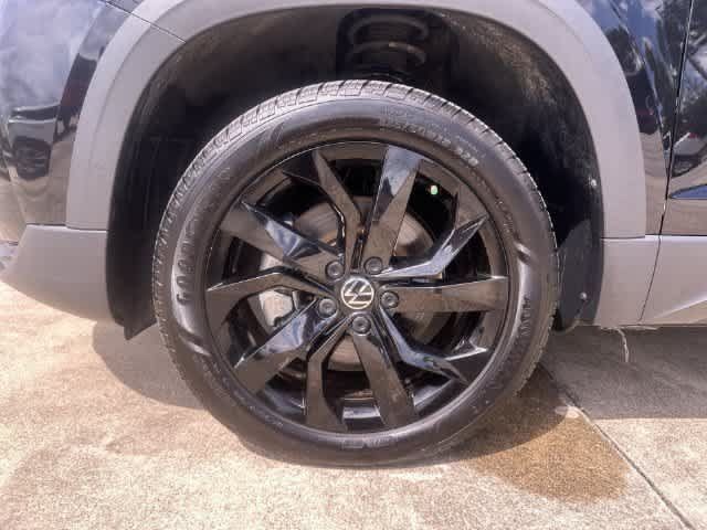 Used 2024 Volkswagen Taos SE w/ Black Wheel Package FWD image 19