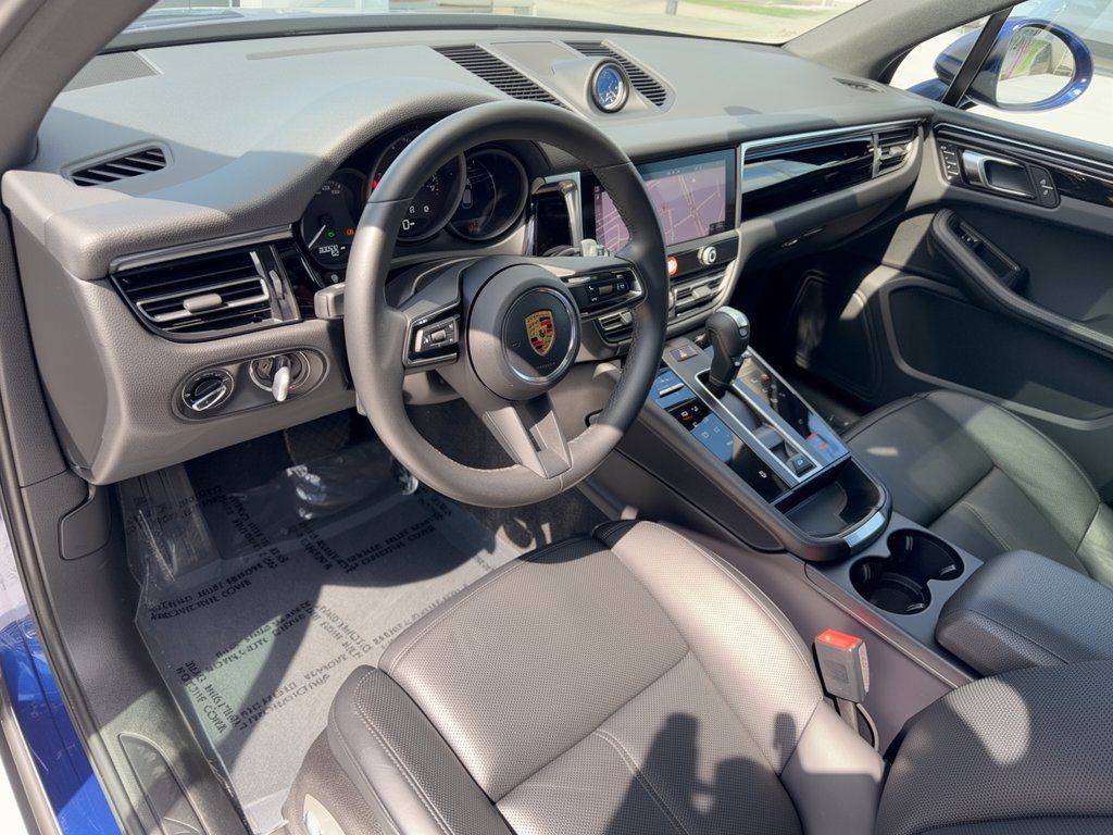 Certified 2024 Porsche Macan AWD/4WD image 4