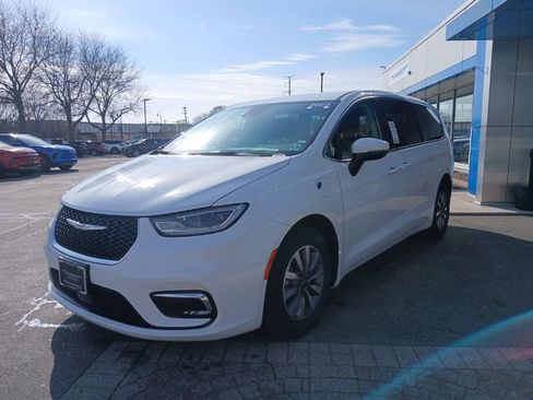 Used 2023 Chrysler Pacifica Touring-L image 5