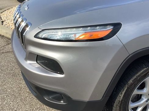 Used 2017 Jeep Cherokee Latitude w/ Safety/Convenience Group FWD image 31