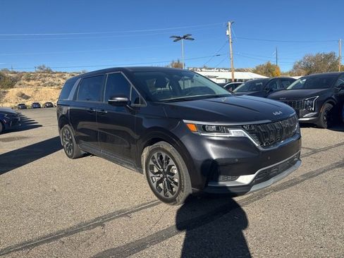 Used 2023 Kia Carnival EX image 3