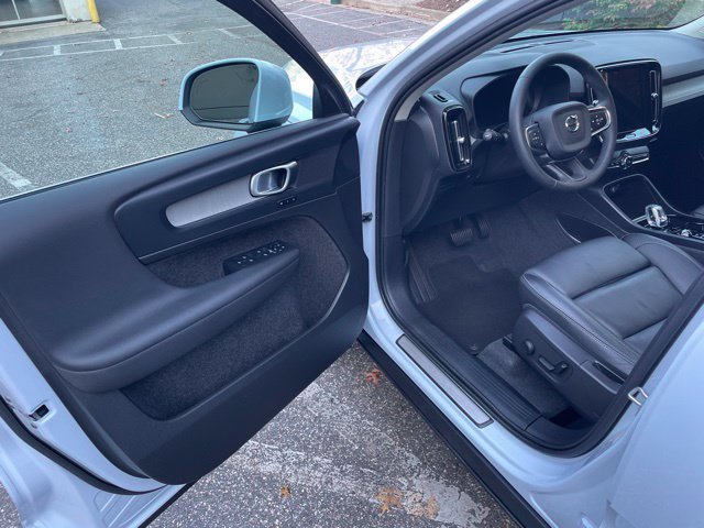 Used 2024 Volvo XC40 B5 Plus w/ Protection Package Premier AWD/4WD image 11
