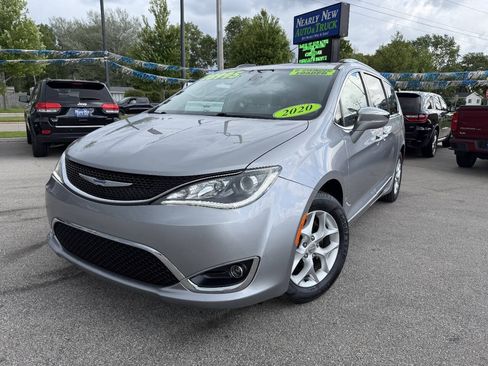 Used 2020 Chrysler Pacifica Limited FWD image 1